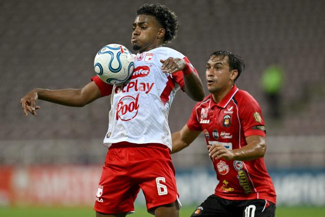 Santa Fe's midfielder #06 Kilian Toscano and Caracas' midfielder #10 Michael Covea fight for the ball during the second leg of the Copa Sudamericana knockout round play-off football match between Venezuela's Caracas and Colombia's Independiente Santa Fe, at the Metropolitano de Cabudare stadium, in Barquisimeto, state of Lara, Venezuela, on July 30, 2026. (Photo by Federico PARRA / AFP)