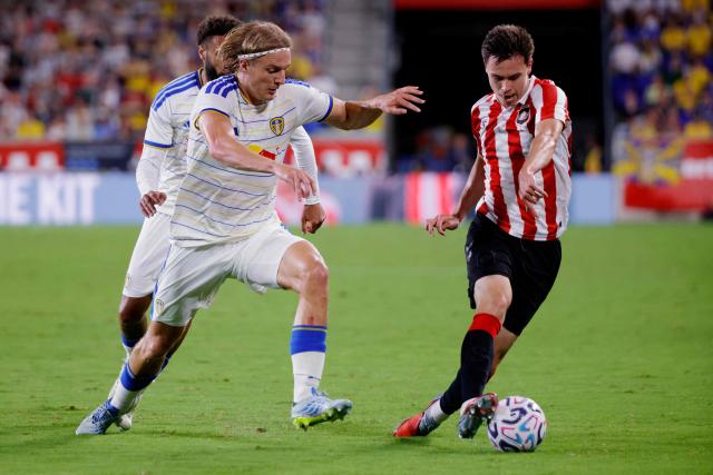Sunderland’s Ukrainian forward #57 Timur Tutierov (R) and Leeds United's Belgian defender #23 Sebastiaan Bornauw (L) fight for the ball during the friendly football match between Sunderland and Leeds United at Sports Illustrated Stadium in Harrison, New Jersey, on July 30, 2026. (Photo by Leonardo MUNOZ / AFP)