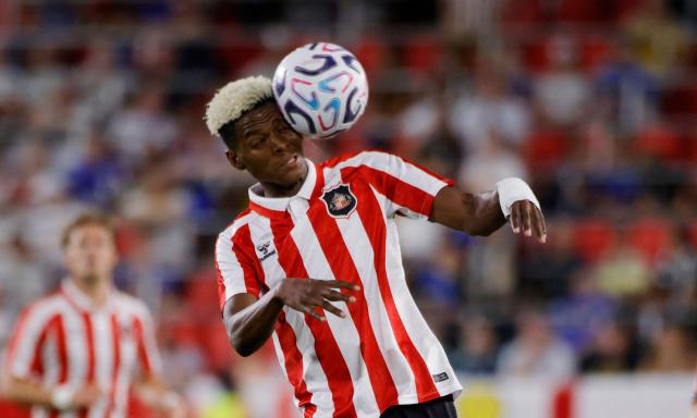 Sunderland's Ecuadorian striker #10 Nilson Angulo heads the ball during the friendly football match between Sunderland and Leeds United at Sports Illustrated Stadium in Harrison, New Jersey, on July 30, 2026. (Photo by Leonardo MUNOZ / AFP) / ALTERNATIVE CROP