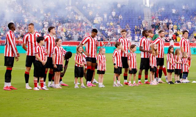 Sunderland players stand on the pitch ahead of the the friendly football match between Sunderland and Leeds United at Sports Illustrated Stadium in Harrison, New Jersey, on July 30, 2026. (Photo by Leonardo MUNOZ / AFP)