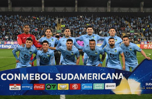 O'Higgins players pose for a team photo ahead of the second leg of the Copa Sudamericana knockout round play-off football match between Chile's O'Higgins and Argentina's Boca Juniors, at the Codelco El Teniente stadium in Rancagua, Chile, on July 30, 2026. (Photo by RODRIGO ARANGUA / AFP)