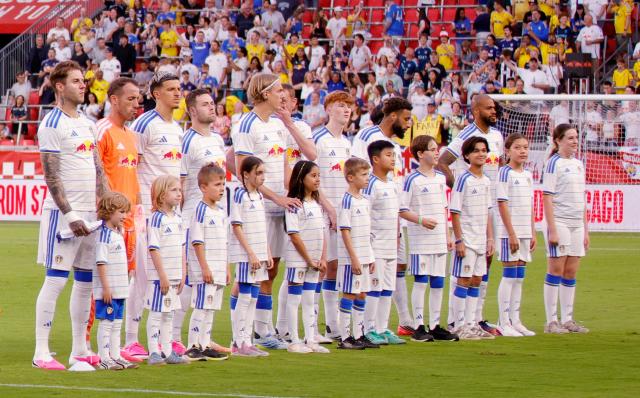 Leeds United players stand on the pitch ahead of the the friendly football match between Sunderland and Leeds United at Sports Illustrated Stadium in Harrison, New Jersey, on July 30, 2026. (Photo by Leonardo MUNOZ / AFP) / ALTERNATIVE CROP