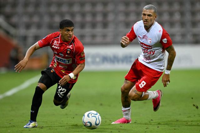 Caracas' midfielder #22 Angel Figueroa and Santa Fe's Uruguayan forward #09 Franco Fagundez fight for the ball during the second leg of the Copa Sudamericana knockout round play-off football match between Venezuela's Caracas and Colombia's Independiente Santa Fe, at the Metropolitano de Cabudare stadium, in Barquisimeto, state of Lara, Venezuela, on July 30, 2026. (Photo by Federico PARRA / AFP)