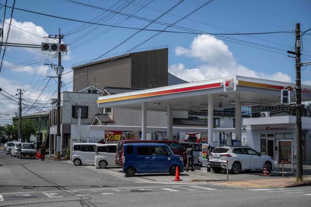 Cars wait in line for fuel at a gas station following the the July 28 earthquake, in Yatsushiro, Kumamoto prefecture on 31 July 2026. (Photo by Yuichi YAMAZAKI / AFP)