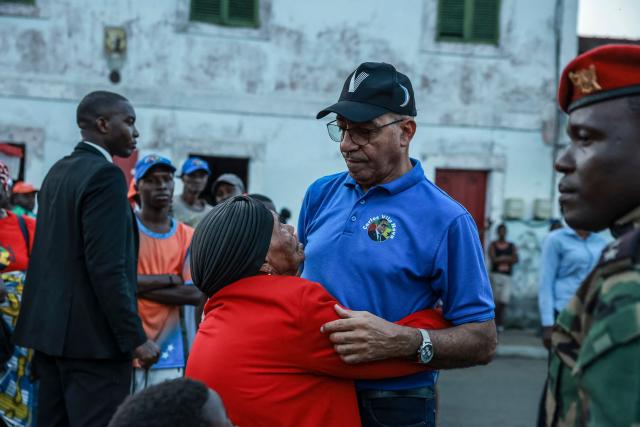 Carlos Vila Nova (C), President of the Democratic Republic of Sao Tome and Principe, speaks with a supporter, in San Antonio city, in Príncipe on July 30, 2026. (Photo by Daniel BELOUMOU OLOMO / AFP)