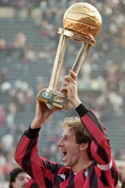 (FILES) AC Milan captain and defender Franco Baresi celebrates as he holds the trophy after winning the Toyota Cup football match between AC Milan (ITA) and Nacional Medellin (CHL) in extra time in Tokyo on December 17, 1989. Italian defender Franco Baresi, the captain of AC Milan in the 1980s and 1990s when they won three European Cups and six Italian league titles, has died at the age of 66, the club announced on July 31, 2026. (Photo by Kazuhiro NOGI / AFP)