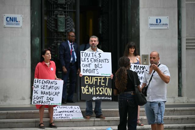 Members of French association for children rights Mouv Enfants, including its president Arnaud Gallais (R), stage a protest outside the offices of France's top rights watchdog to call for the resignation of its newly appointed head, in Paris, on July 31, 2026. Lawmakers from both houses of parliament on July 21, 2026 backed Francois-Noel Buffet, a right-winger previously opposed to same-sex marriage to lead the institution. Campaigners accuse Buffet of protesting against legalising marriage and adoption for same-sex couples in 2013, and in more recent years of having voted against allowing all women to have access to medically assisted reproduction. (Photo by Lou BENOIST / AFP)