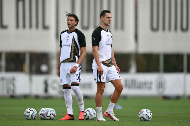 Juventus' Italian midfielder #05 Manuel Locatelli (L) and Juventus' Polish forward #14 Arkadiusz Milik warm up before the Friendly football match between Juventus and Nice at the Juventus Training Center in Turin, on July 31, 2026. (Photo by Marco BERTORELLO / AFP)