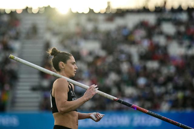 New Zealand's Imogen Ayris prepares to compete in the women's pole vault final during the athletics event at the Scotstoun Stadium in Glasgow, on day eight of the Commonwealth Games in Glasgow, Scotland, on July 31, 2026. (Photo by Ben STANSALL / AFP)