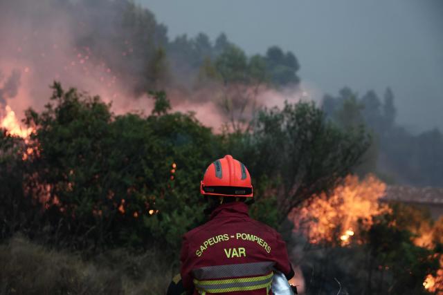 A firefighter look works to put out a wildfire burning through vegetation on the hills of Montfort-sur-Argens, southeastern France on July 31, 2026. New evacuations were decided by the authorities" notably in neighborhoods of the communes of Correns and Montfort-sur-Agens, indicated the prefect of the Var, Simon Babre and "2,000 have been evacuated", in total. (Photo by Thibaud MORITZ / AFP)