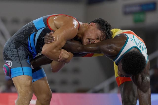 Bahamas’ Shannon Geran Hanna and Peru’s Joseph Andres Silva take part in the men’s Greco-Roman 65kg wrestling final during the XXV Central American and Caribbean Games in Santo Domingo on July 31, 2026. (Photo by Francesco SPOTORNO / AFP)