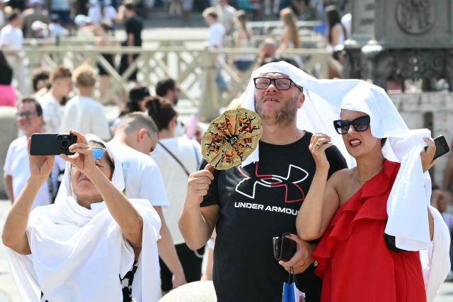 People stand in the sun in St Peter's square before Pope Leo XIV Angelus prayer in The Vatican on August 2, 2026. (Photo by Alberto PIZZOLI / AFP)