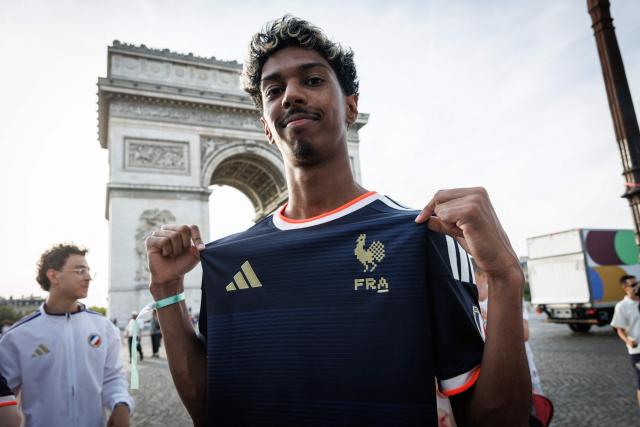 Member of the French national e-sports team Jonathan Paupard, "Takas" poses in front of the Arc de Triomphe during an event for the Esports World Cup in Paris on August 2, 2026. (Photo by Simon WOHLFAHRT / AFP)