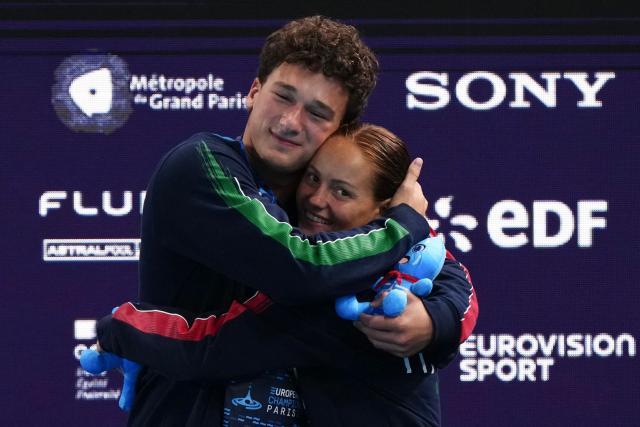 Gold medallists Italy's diver Matteo Santoro and Italy's diver Chiara Pellacani celebrate on the podium after the mixed 3m synchro diving final event during the LEN European Aquatics Championships, at the Olympic Aquatics Centre in Saint-Denis, northeastern suburbs of Paris, on August 2, 2026. (Photo by Dimitar DILKOFF / AFP)