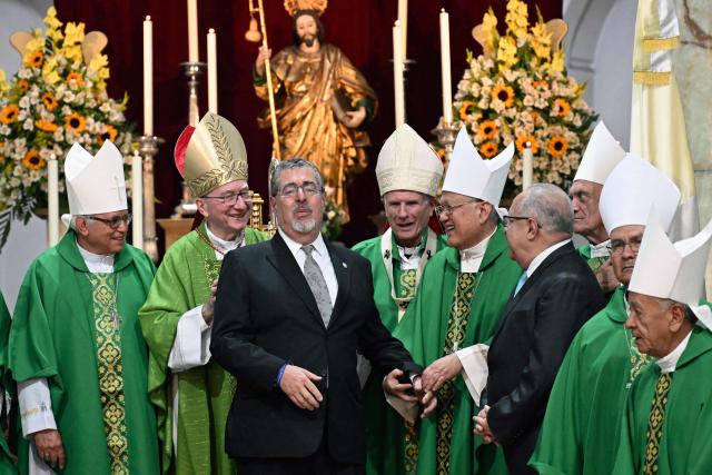 The Vatican's Secretary of State Cardinal Pietro Parolin (2ndL), poses for a picture with Guatemala's President Bernardo Arevalo (3rd L) and Guatemalan bishops after a mass at the Metropolitan Cathedral in Guatemala City on August 2, 2026, during his official visit to the country. (Photo by Johan ORDONEZ / AFP)