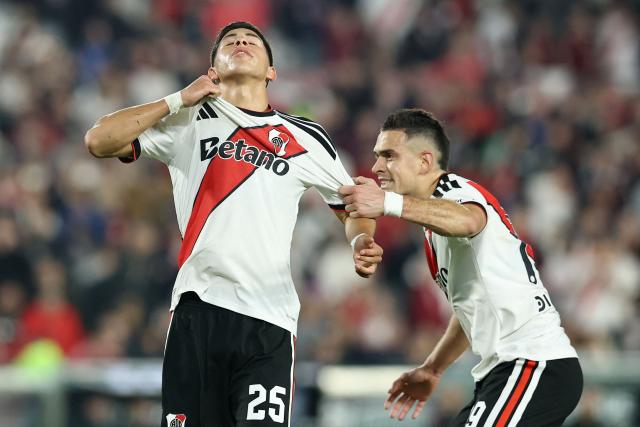 River Plate's midfielder #25 Lautaro Pereyra reacts to a missed chance next to teammate Colombian forward #19 Rafael Santos Borre during the Argentine Professional League 2026 Clausura football match between River Plate and Rosario Central at MAS Monumental Stadium in Buenos Aires on August 2, 2026. (Photo by Alejandro PAGNI / AFP)