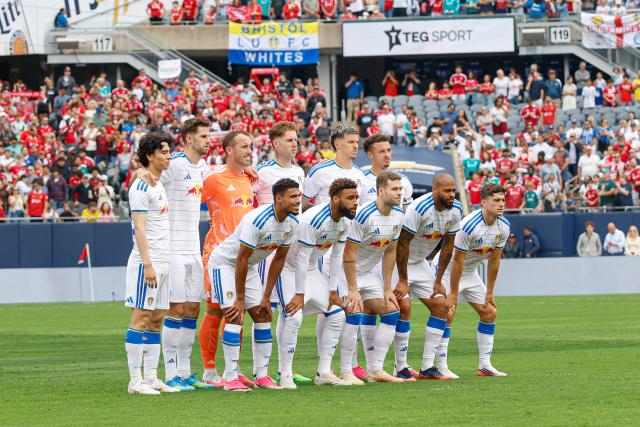 Leeds United's players pose for a photo before the pre-season friendly football match between Liverpool FC and Leeds United FC at Soldier Field in Chicago, Illinois, on August 2, 2026. (Photo by KAMIL KRZACZYNSKI / AFP)