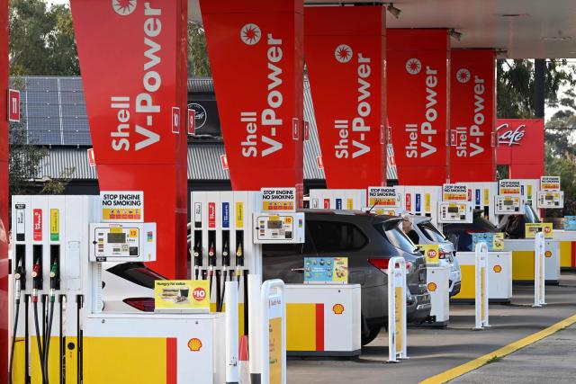Cars line up at a Shell petrol station to refuel in Sydney on August 3, 2026, following the expiry of the Australian government's temporary fuel excise relief. (Photo by SAEED KHAN / AFP)
