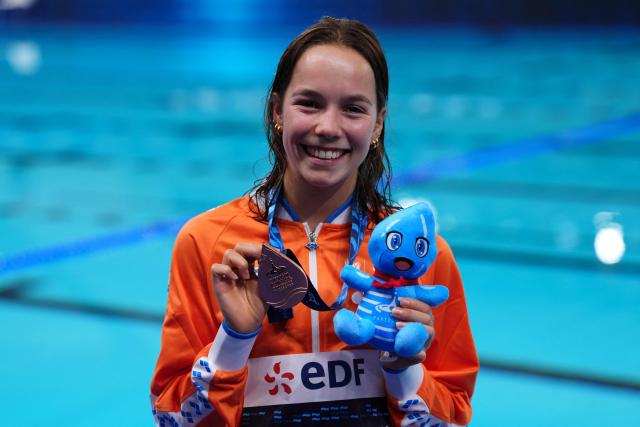 Netherlands' diver Else Guurtje Praasterink poses with her Bronze medal after finishing third in the women’s 10m platform final diving event during the LEN European Aquatics Championships, at the Olympic Aquatics Centre in Saint-Denis, northeastern suburbs of Paris, on August 3, 2026. (Photo by Dimitar DILKOFF / AFP)