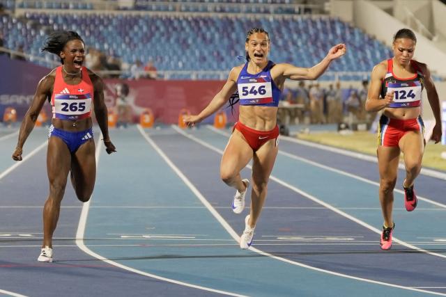 (L to R) Dominican Republic's Liranyi Alonso, Puerto Rico's Gladymar Torres and Antigua and Barbuda's Geolyna Dowdy compete in the women's 100m final during the XXV Central American and Caribbean Games at the Felix Sanchez Olympic Stadium in Santo Domingo on August 3, 2026., (Photo by Francesco SPOTORNO / AFP)