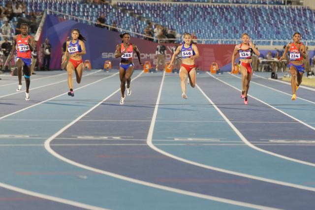 (L to R) Dominican Republic's Fiordaliza Cofil, Puerto Rico's Frances Colon, Dominican Republic's Liranyi Alonso, Puerto Rico's Gladymar Torres, Antigua and Barbuda's Geolyna Dowdy and Cuba's Yarima Garcia compete in the women's 100m final during the XXV Central American and Caribbean Games at the Felix Sanchez Olympic Stadium in Santo Domingo on August 3, 2026., (Photo by Francesco SPOTORNO / AFP)