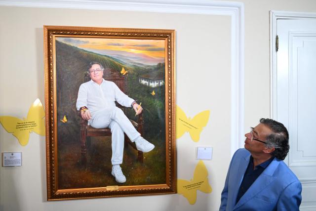 Colombia's President Gustavo Petro looks at a portrait of himself painted by Colombian artist Jaime Rojas during its unveiling at the Casa de Narino Presidential Palace in Bogota on August 3, 2026. (Photo by Raul ARBOLEDA / AFP)