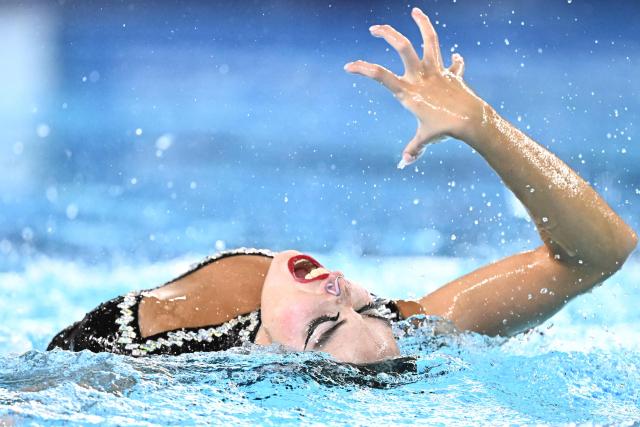 Tьrkiye's artistic swimmer Selin Hurmeric competes in the women’s solo technical artistic swimming final event during the LEN European Aquatics Championships, at the Olympic Aquatics Centre in Saint-Denis, northeastern suburbs of Paris, on August 4, 2026. (Photo by JULIEN DE ROSA / AFP)