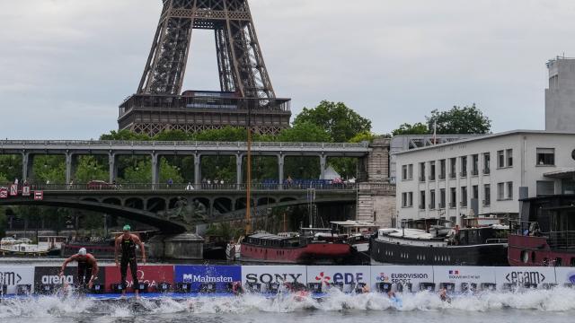 Swimmers start to compete in the men's 10km open water swimming event during the LEN European Aquatics Championships, in the Seine River with the Eiffel Tower in the background in Paris, on August 4, 2026. (Photo by Dimitar DILKOFF / AFP)
