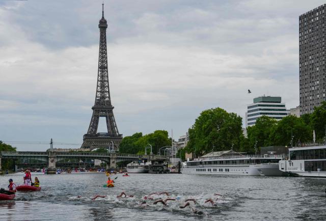 Swimmers compete in the men's 10km open water swimming event during the LEN European Aquatics Championships, in the Seine River with the Eiffel Tower in the background in Paris, on August 4, 2026. (Photo by Dimitar DILKOFF / AFP)