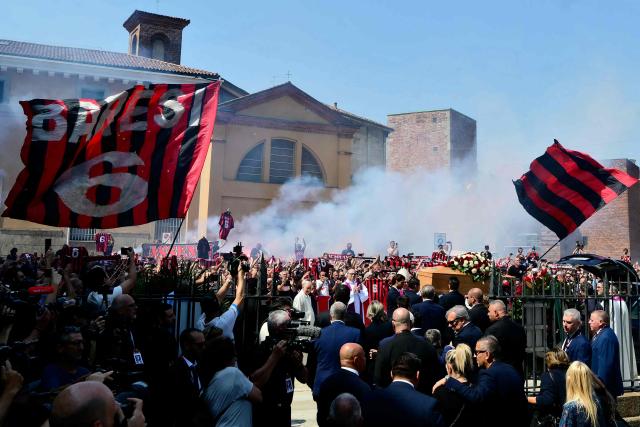 AC Milan's supporters react as pallbearers carry the coffin of late AC Milan football player Franco Baresi outside the Sant’Ambrogio Basilica at the end of the funeral in Milan on August 4, 2026. (Photo by Stefano RELLANDINI / AFP)