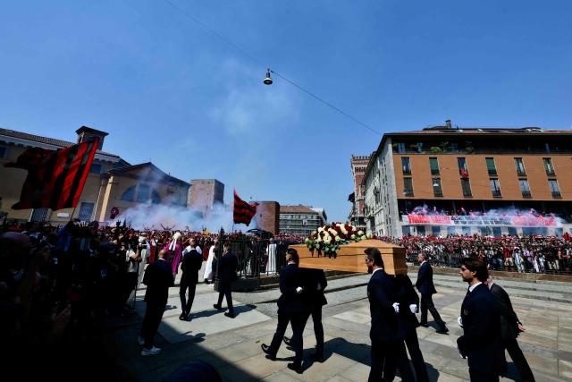 AC Milan's supporters react as pallbearers carry the coffin of late AC Milan football player Franco Baresi outside the Sant’Ambrogio Basilica at the end of the funeral in Milan on August 4, 2026. (Photo by Stefano RELLANDINI / AFP)
