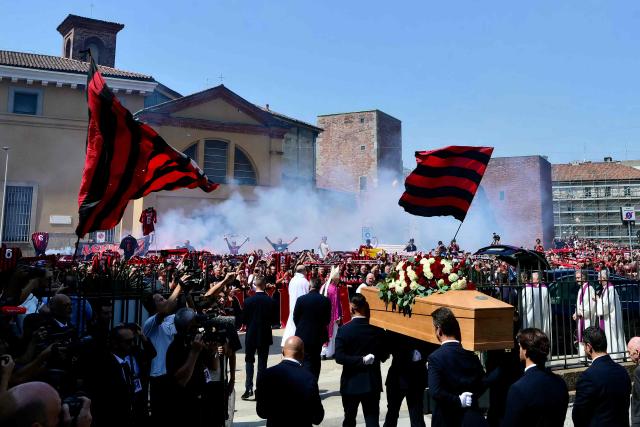 TOPSHOT - AC Milan's supporters react as pallbearers carry the coffin of late AC Milan football player Franco Baresi outside the Sant’Ambrogio Basilica at the end of the funeral in Milan on August 4, 2026. (Photo by Stefano RELLANDINI / AFP)