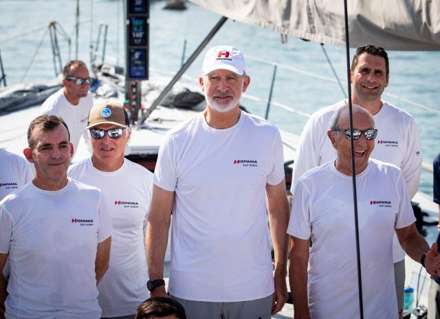 Spain's King Felipe VI (C) poses with the Hispania sailboat crew members during the 44th Copa del Rey (King's Cup) regatta in Palma de Mallorca, on August 4, 2026. (Photo by JAIME REINA / AFP)