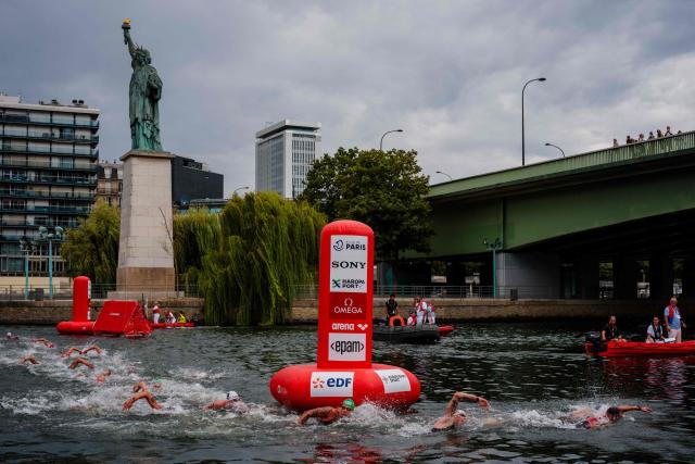 Swimmers compete in the men's 10km open water swimming event during the LEN European Aquatics Championships, in the Seine River with a Statue of Liberty in the background in Paris, on August 4, 2026. (Photo by Dimitar DILKOFF / AFP)