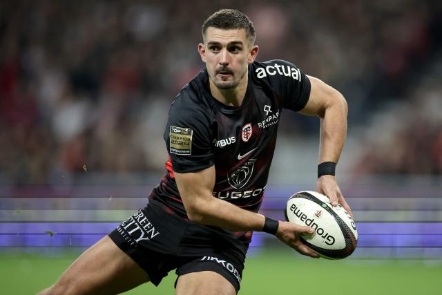 (FILES) Toulouse's French full back Thomas Ramos prepares to pass as he runs with the ball during the French Top14 rugby union match between Stade Toulousain Rugby (Toulouse) and Toulon (RCT) at the Ernest-Wallon stadium in Toulouse, south-western France, on October 27, 2024. French full back Thomas Ramos will leave Toulouse for Racing 92 at the end of the 202627 season, the Toulouse club announced on August 4, 2026. The 31-year-old France international has won the Top 14 six times with the club. (Photo by Valentine CHAPUIS / AFP)