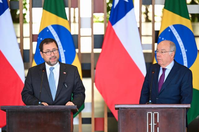 Chilean Foreign Minister Francisco Perez Mackenna (L) gives a statement next to Brazilian Foreign Minister Mauro Vieira  during a meeting at the Itamaraty palace in Brasilia on August 4, 2026. (Photo by Evaristo Sa / AFP)