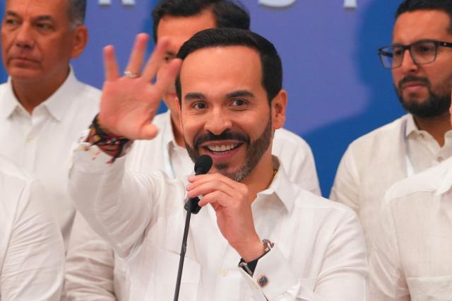 Colombia's President-elect Abelardo de la Espriella waves as he gives a speech during the Urban Security Summit joined by regional mayors in Barranquilla, Colombia on August 4, 2026. (Photo by Vanexa Romero / AFP)