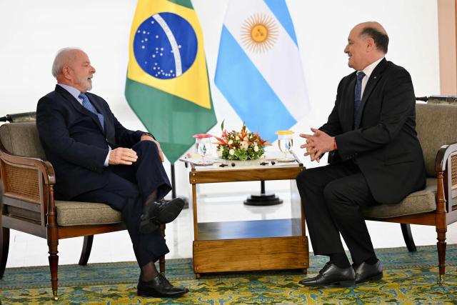 (FILES) Brazil's President Luiz Inacio Lula da Silva (L) talks with the new Argentine ambassador to Brazil, Guillermo Daniel Raimondi, during a meeting at the Planalto Palace in Brasilia on November 14, 2024. The Argentine government said that Brazil requested on August 4, 2026, that the Argentine ambassador to that country return to Buenos Aires, amid the diplomatic crisis sparked by President Javier Milei’s remarks against his counterpart, Luiz Inacio Lula da Silva. (Photo by EVARISTO SA / AFP)