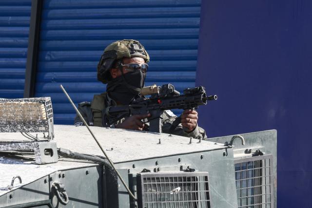 A member of the Israeli security forces holds a position during a military raid in the Qalandia refugee camp, south of Ramallah in the Israeli-occupied West Bank, on August 5, 2026. Since the start of the Gaza war in October 2023, violence has escalated in the West Bank, which Israel has occupied since 1967. (Photo by Zain JAAFAR / AFP)