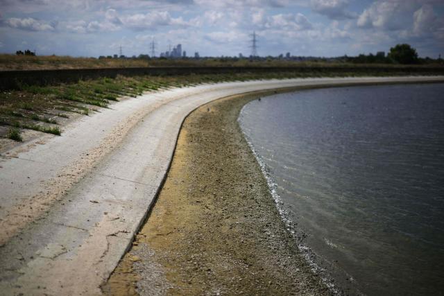 This general view shows the water levels around Lockwood Reservoir near Walthamstow in north London on August 5, 2026, as the UK Met Office weather agency said on August 3 that England and Wales both experienced the "driest July on record". London and its suburbs are one of 19 English regions to have had no more than one millimetre of rainfall in July, with water companies in parts of England and Wales imposing bans on using hose pipes for household tasks and watering plants. (Photo by Henry Nicholls / AFP)