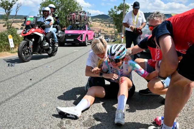 Canyon//SRAM zondacrypto's Italian rider Chiara Consonni grimaces after crashing during the 5th (out of 9) stage of the fifth edition of the Women's Tour de France cycling race, 140 km from Macon to Belleville-en-Beaujolais, central France on August 5, 2026. (Photo by NICOLAS TUCAT / AFP)