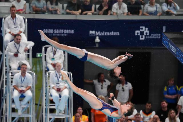 Netherland's divers Lars van Hilten and Else Guurtje Prassterink compete in the Mixed Synchronised 10m Platform Final during the LEN European Aquatics Championships, at the Olympic Aquatics Centre in Saint-Denis, northeastern suburbs of Paris, on August 5, 2026. (Photo by Dimitar DILKOFF / AFP)