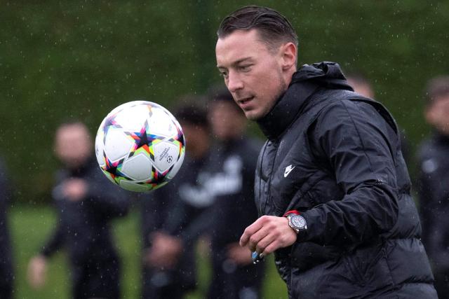 (FILES) Salzburg's German head coach Matthias Jaissle controls the ball during a training session on the eve of the UEFA Champions League group E match between FC Red Bull Salzburg and FC Chelsea at Red Bull Arena in Salzburg on October 24, 2022. Newcastle have appointed Matthias Jaissle as their new head coach following Eddie Howe's departure, the English Premier League club announced on August 5, 2026. (Photo by JOE KLAMAR / AFP)