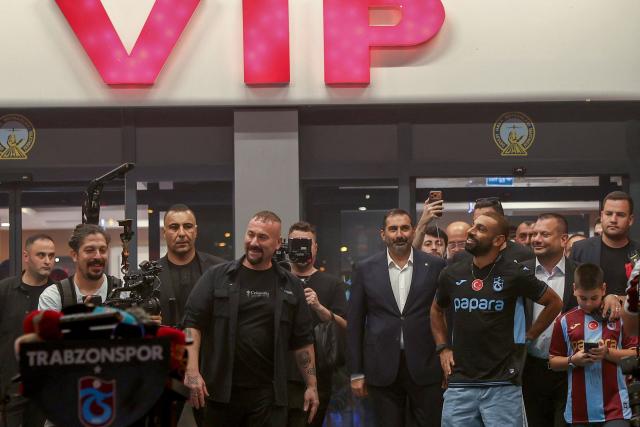 Egyptian forward Mohamed Salah (R) arrives at arrives at Trabzon Airport to complete his transfer to Turkish football club Trabzonspor in Trabzon on August 5, 2026. (Photo by Nurgul GUNAYDIN / AFP)