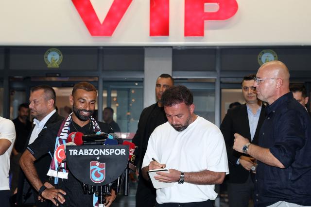 Egyptian forward Mohamed Salah (L) arrives at arrives at Trabzon Airport to complete his transfer to Turkish football club Trabzonspor in Trabzon on August 5, 2026. (Photo by Nurgul GUNAYDIN / AFP)