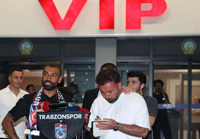 Egyptian forward Mohamed Salah (L) arrives at arrives at Trabzon Airport to complete his transfer to Turkish football club Trabzonspor in Trabzon on August 5, 2026. (Photo by Nurgul GUNAYDIN / AFP)