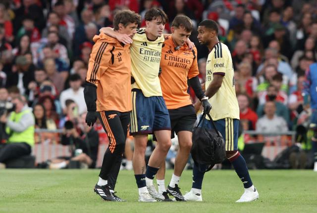 Arsenal's English midfielder Louis Copley (C) leaves the pitch injured during the friendly pre-season football match between Arsenal and Real Betis, at the Aviva Stadium in Dublin, Ireland on August 5, 2026.  (Photo by Paul Faith / AFP)