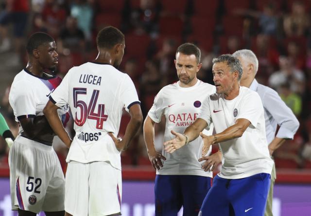 Paris Saint-Germain's Spanish coach Luis Enrique (R) speaks with Paris Saint-Germain's French defender #54 Dimitri Lucea during the Ciutat de Palma trophy friendly football match between Mallorca RCD and Paris Saint-Germain FC at Mallorca Son Moix Stadium in Palma de Mallorca on August 8, 2026. (Photo by JAIME REINA / AFP)