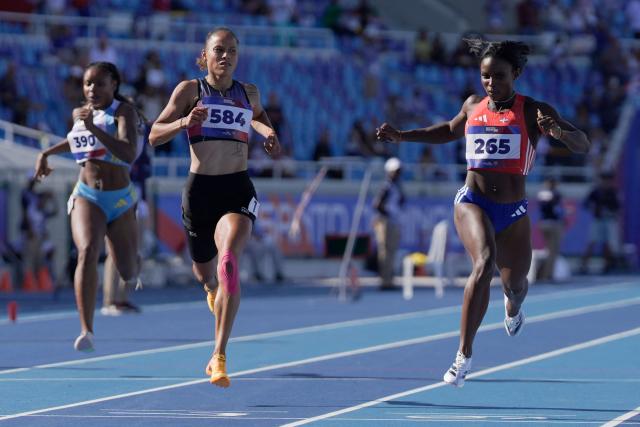 (L to R) US Virgin Islands' Saraiah Walkes, Venezuela's Orangys Jimenez and Dominican Republic's Liranyi Alonso compete in the women's 200m semifinal, heat 1, during the XXV Central American and Caribbean Games at the Felix Sanchez Olympic Stadium in Santo Domingo on August 5, 2026. (Photo by Francesco SPOTORNO / AFP)
