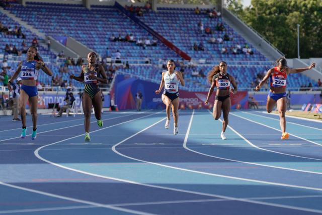 (L to R) British Virgin Islands' Beyonce Defreitas, Jamaica's Niesha Burgher, Guatemala's Mariandree Chacon, Trinidad and Tobago's Taejha Badal and Cuba's Yarima Garcia compete in the women's 200m semifinal, heat 3, during the XXV Central American and Caribbean Games at the Felix Sanchez Olympic Stadium in Santo Domingo on August 5, 2026. (Photo by Francesco SPOTORNO / AFP)